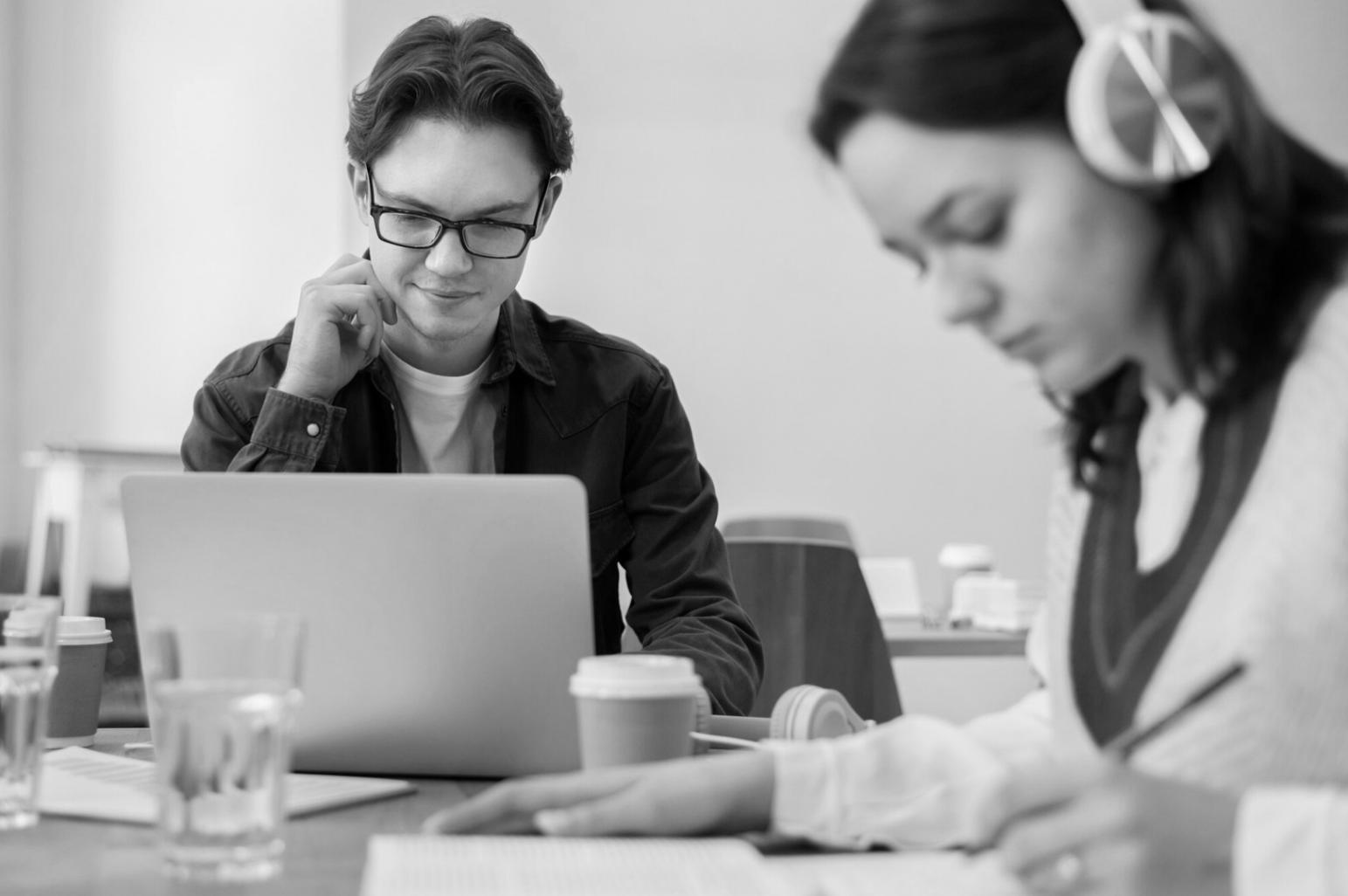 Modernes Büro mit Finanzanalytik auf Bildschirmen